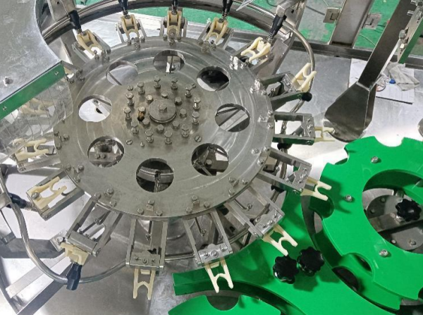 新品推荐：冲洗灌装压盖三合一自动灌装线